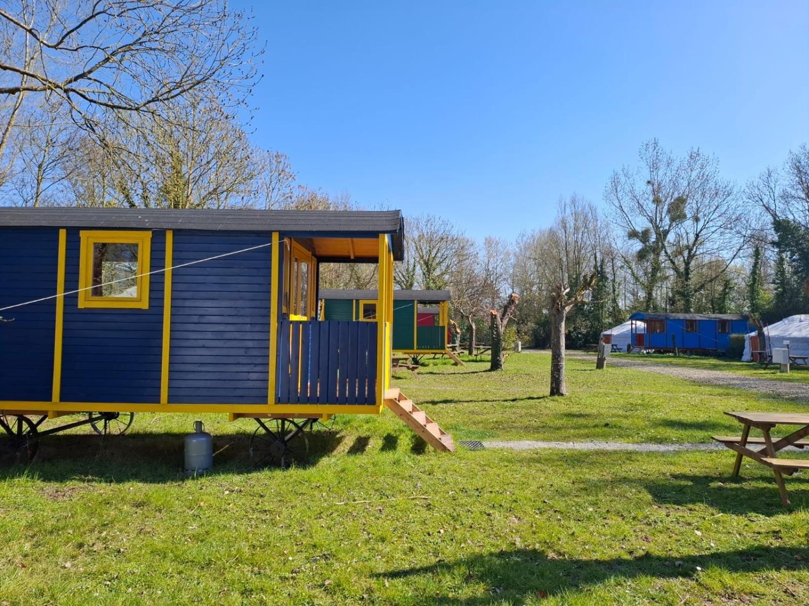 Le Village Insolite Yourte Et Roulotte แซงต์-เบนอลต์-เดส์-ออนส์ ภายนอก รูปภาพ